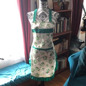 Retro Frilly Green Roses Apron